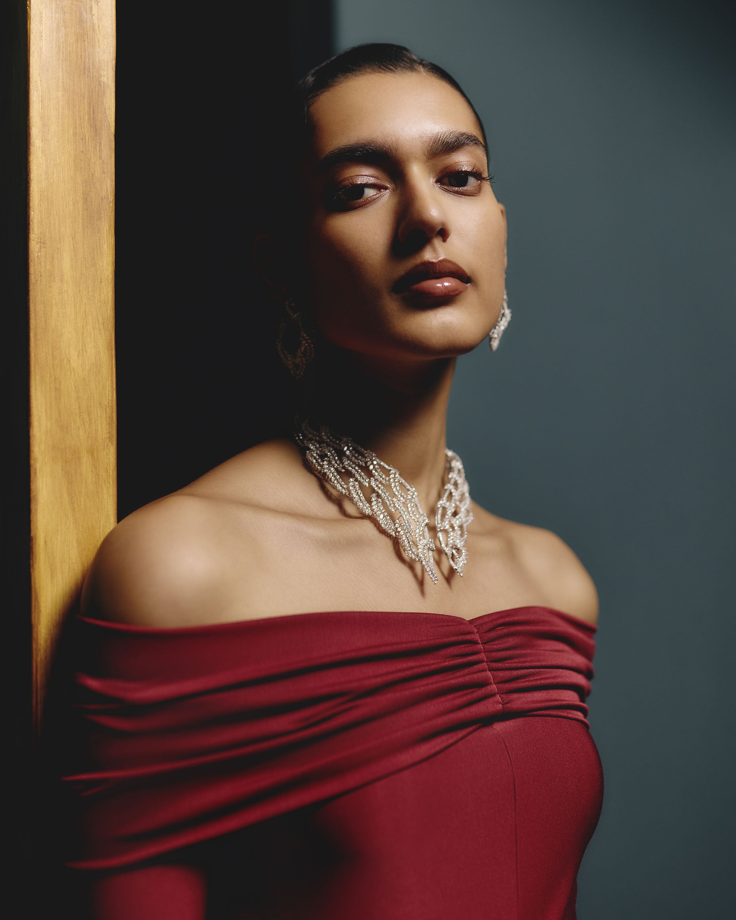 Classic Silhouette Diamond Collar Necklace & Aurea Frost Diamonds Earrings