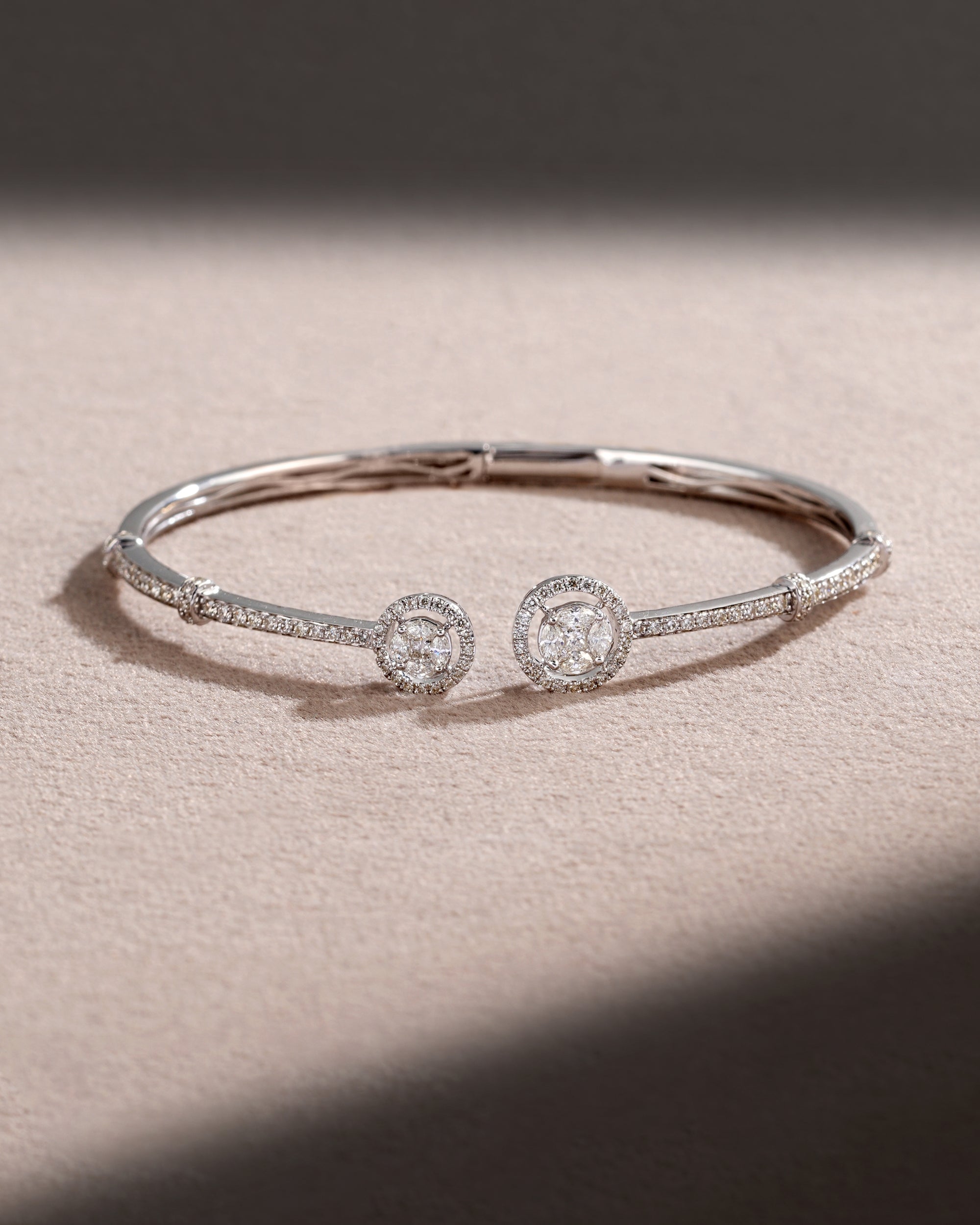 The Minimal Arc Bracelet