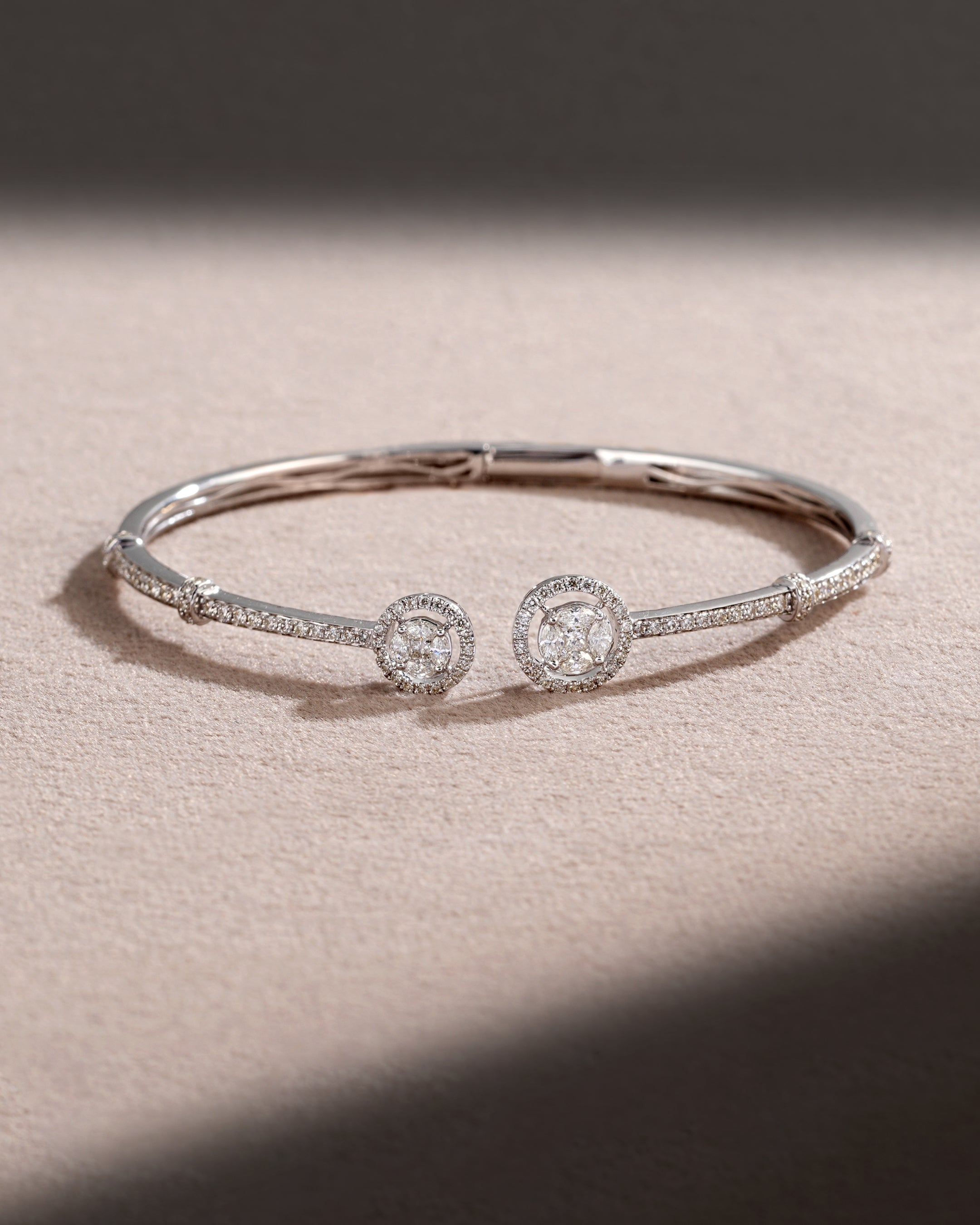 The Minimal Arc Bracelet