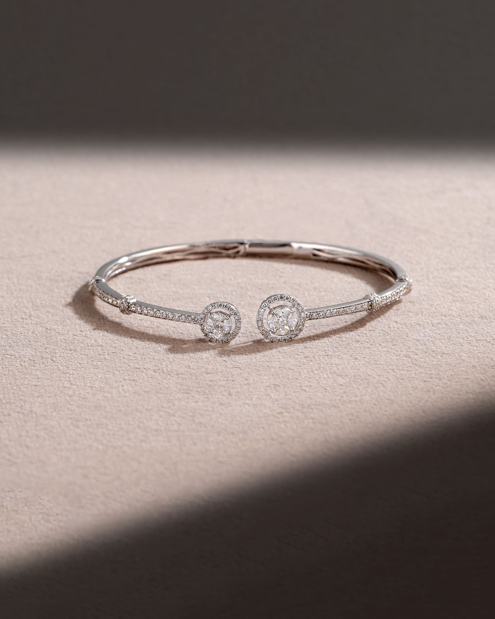 The Minimal Arc Bracelet