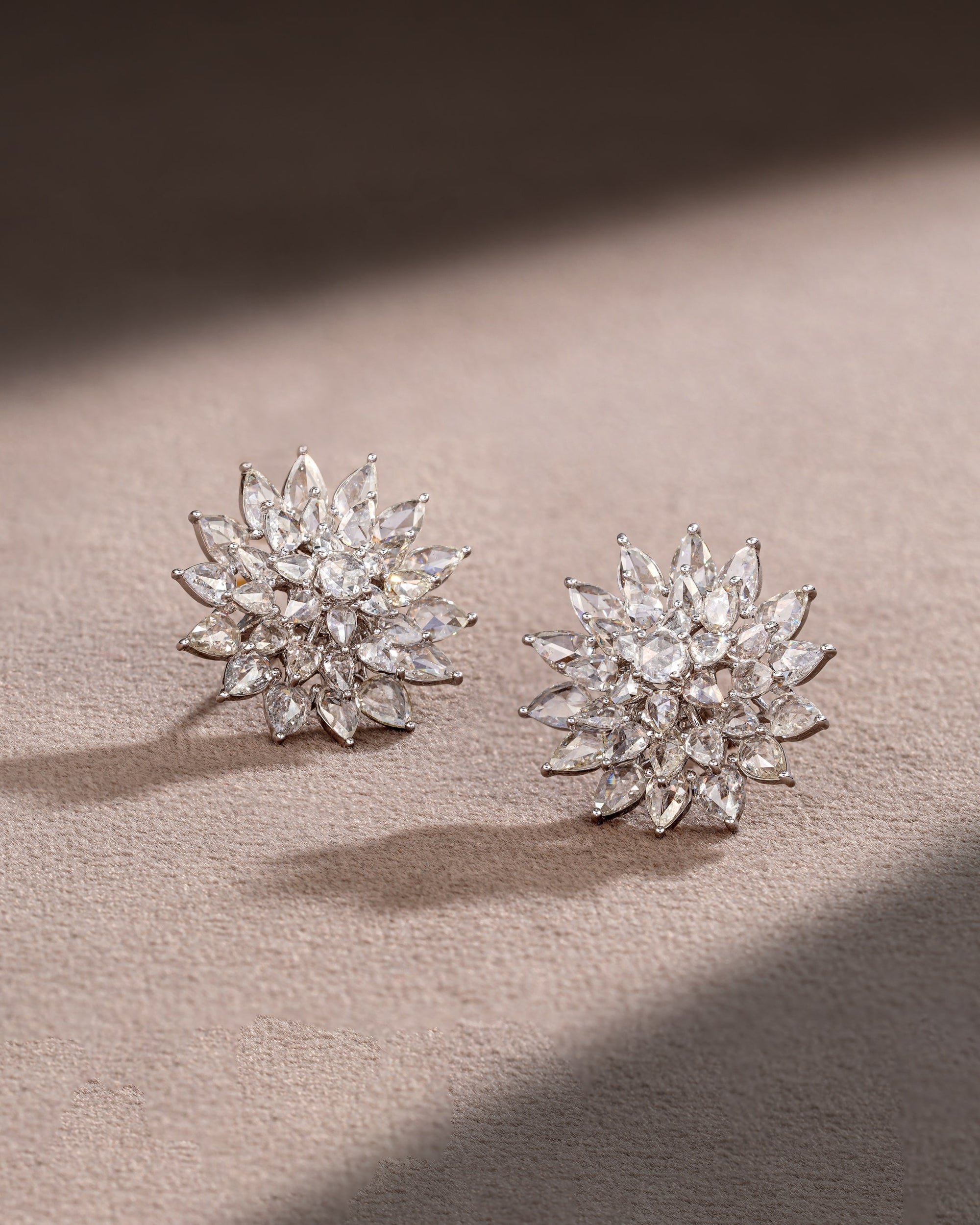 Solenne Diamond Crest